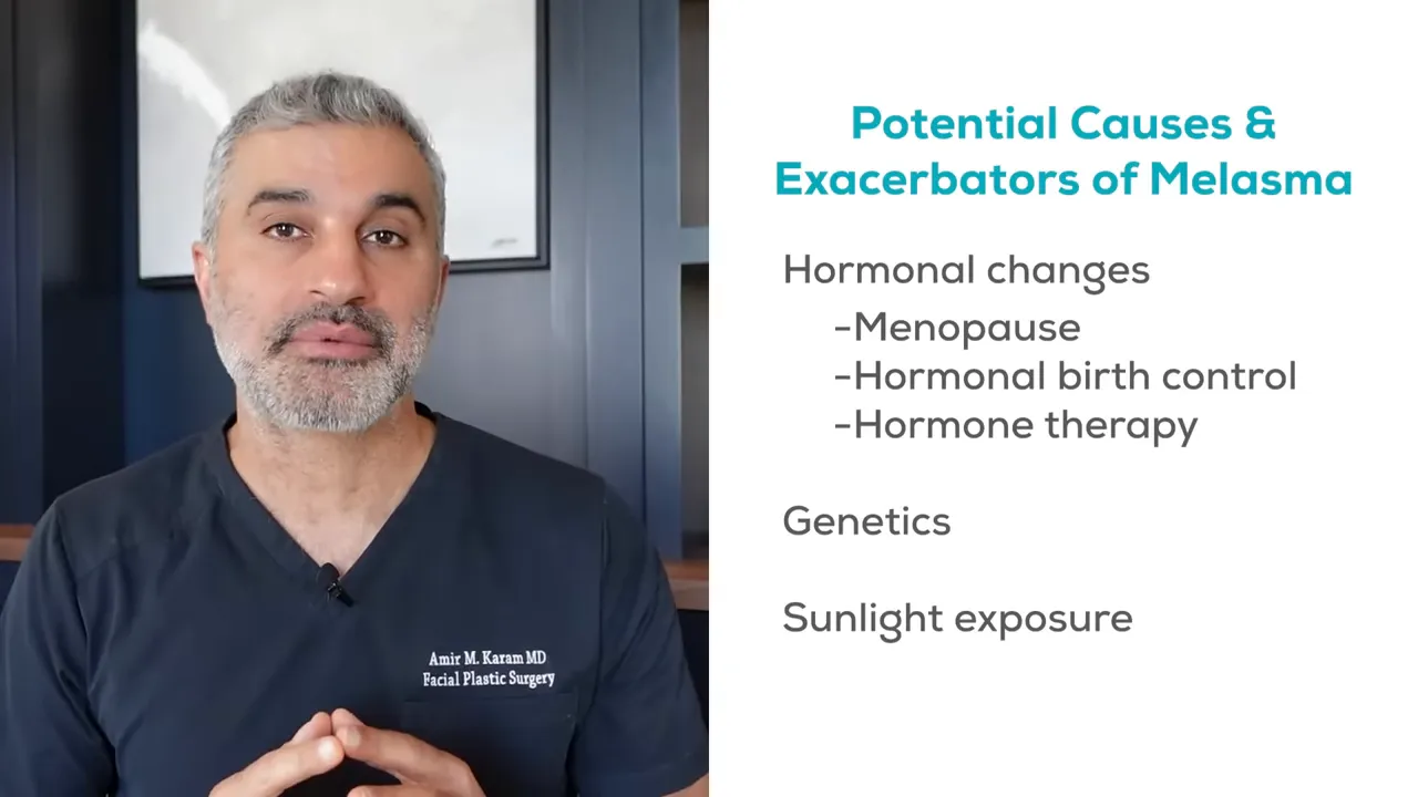 Slide claro listando causas/exacerbadores do melasma (hormonal changes, genetics, sunlight exposure) com o médico explicando à esquerda.