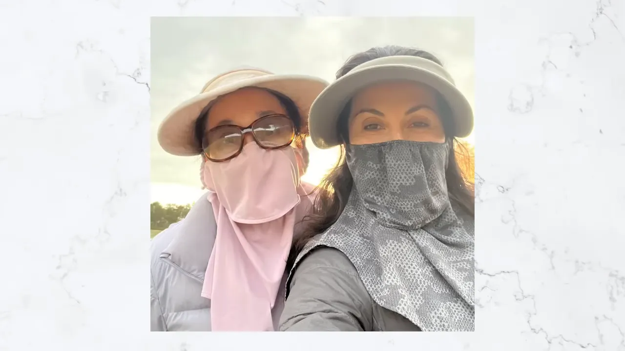 Duas mulheres usando chapéus e máscaras protetoras UV ao ar livre