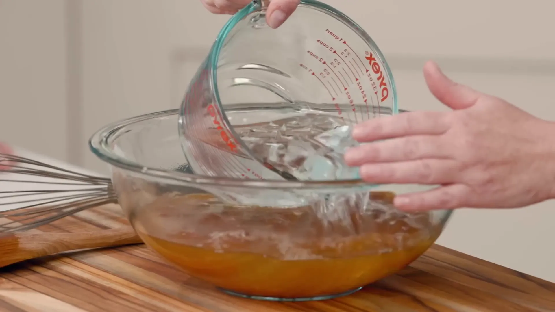 Adding ice water to cool the tea concentrate