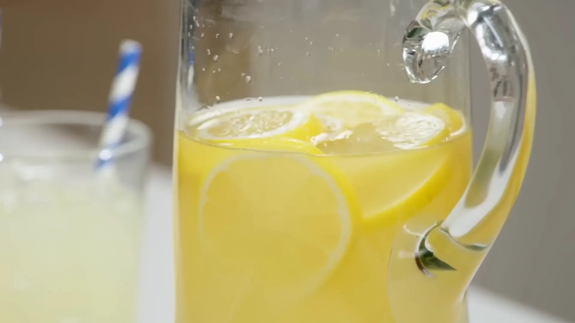 Honey lemonade served with lemon slices garnish