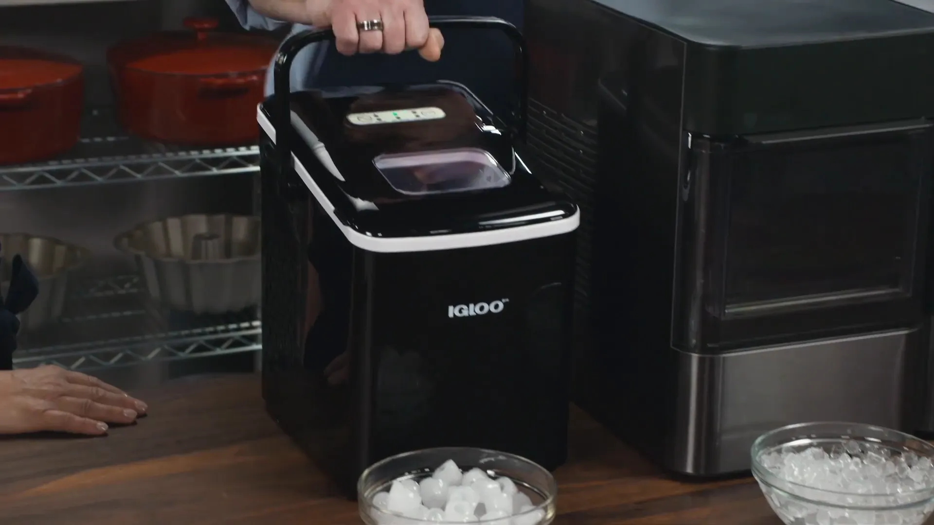 Compact and portable countertop ice maker with sturdy handle