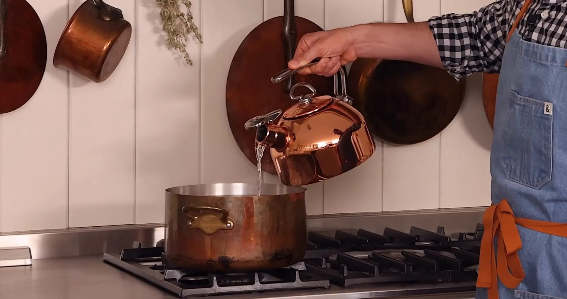 Simmering cans of sweetened condensed milk for dulce de leche