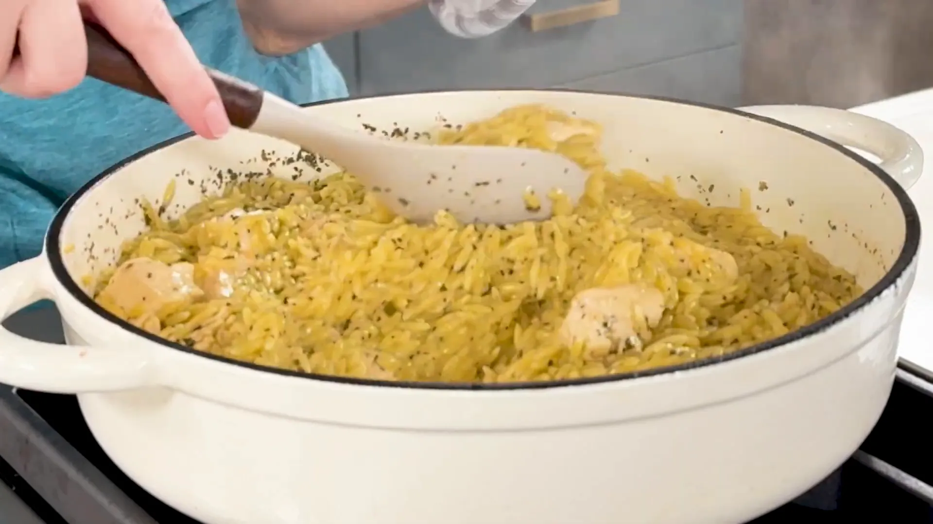 Simmering orzo with chicken and vegetables