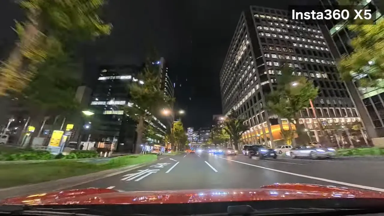 夜の車載映像、両側に高層ビルが並び道路の奥行きがよく分かるInsta360 X5のショット
