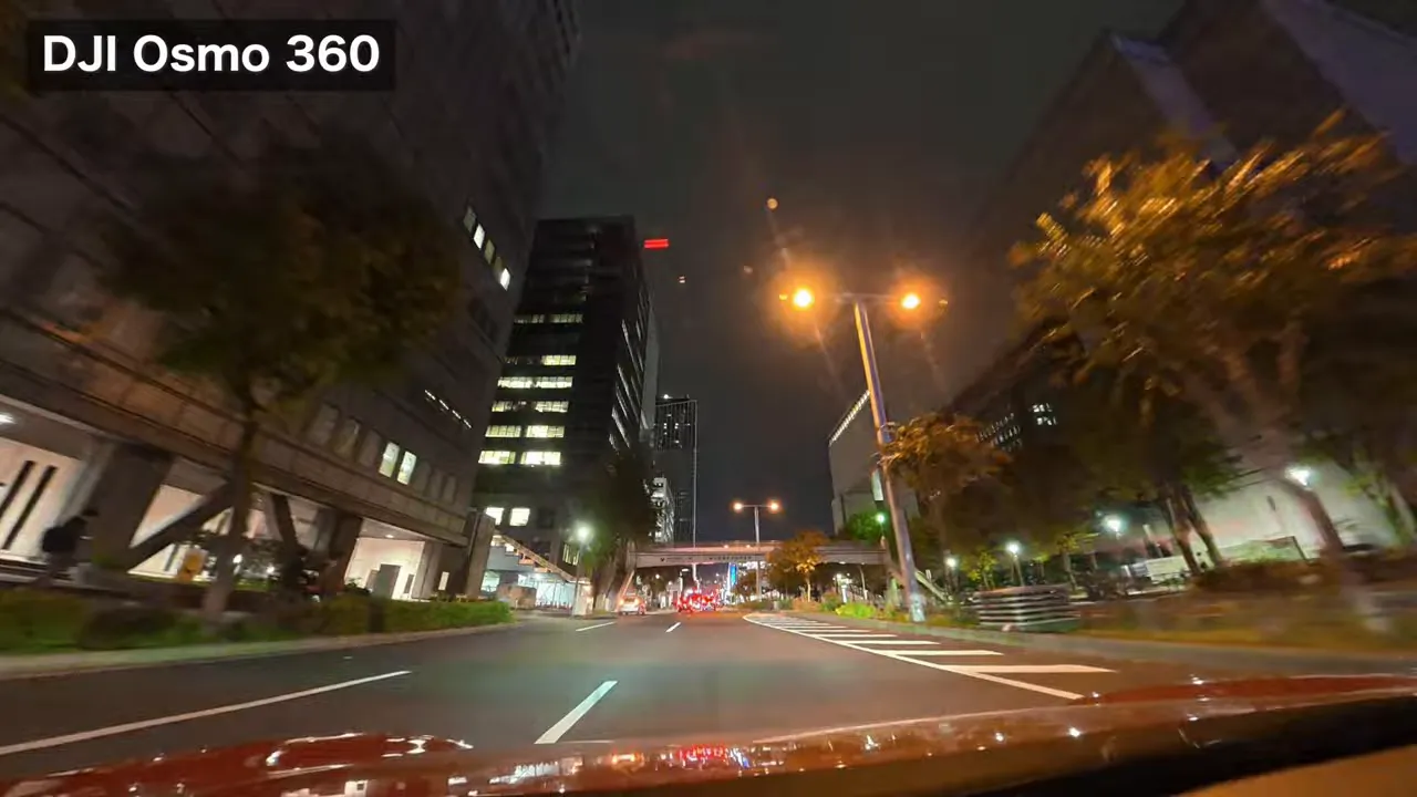 夜の街灯が強くにじんでいる車載360映像、Osmo360のハイライト挙動を示す写真