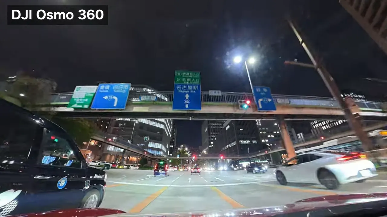 Osmo360で撮影した名古屋駅前の夜間車載ショット、歩道橋の青い案内標識と街灯の白飛びが確認できる