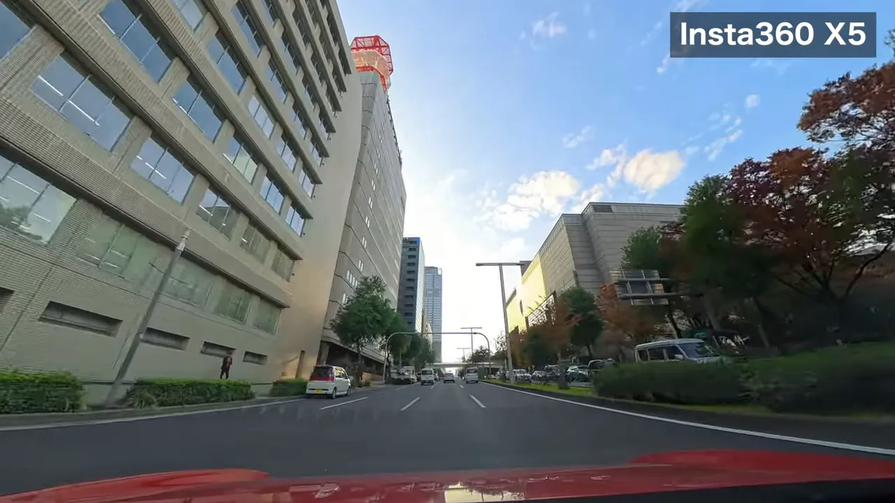 Insta360 X5で撮影した昼の市街地、左側のビルの窓や壁のラインがはっきり見える車載映像
