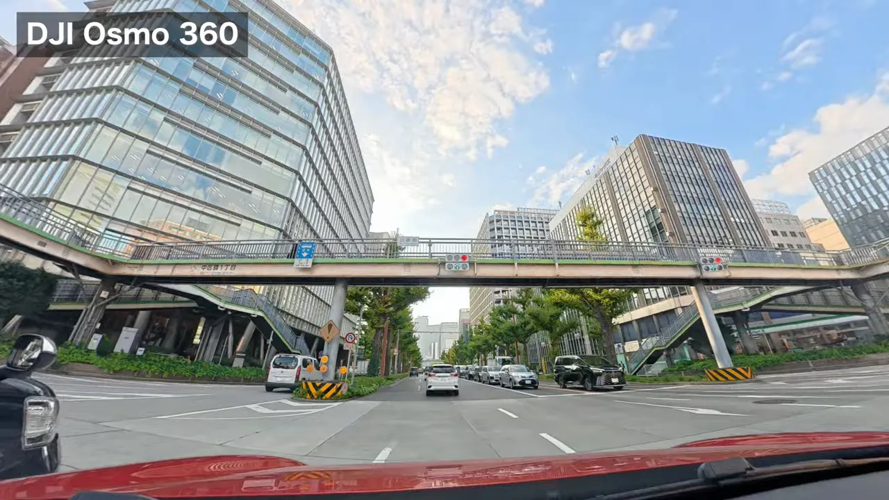 名古屋駅周辺の歩道橋と左右に立ち並ぶガラス張り高層ビル、Osmo360で撮影した昼間のクリアな写真