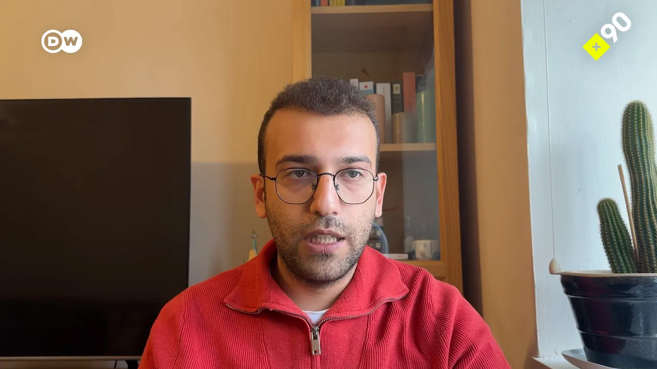 Ev ofisinde kırmızı kazaklı sunucu, CV ve başvuru hazırlıkları hakkında konuşuyor