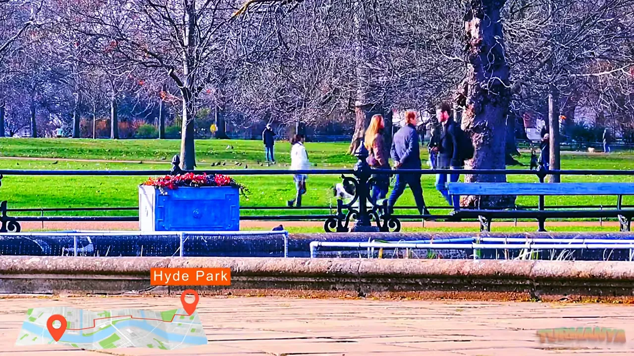 Hyde Park&rsquo;ta y&uuml;r&uuml;y&uuml;ş yolu, banklar ve ağa&ccedil;ların arasında insanlar