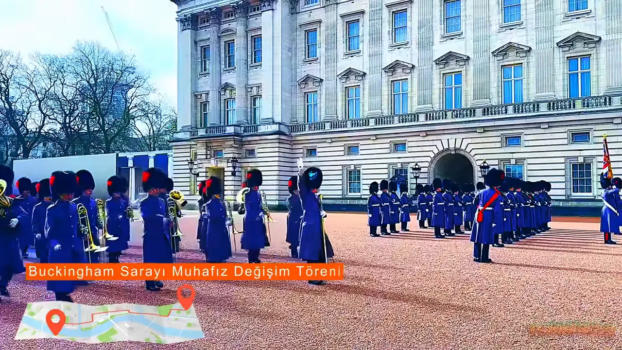 Buckingham Sarayı n&ouml;bet değişimi t&ouml;reninde askerler ve saray cephesi