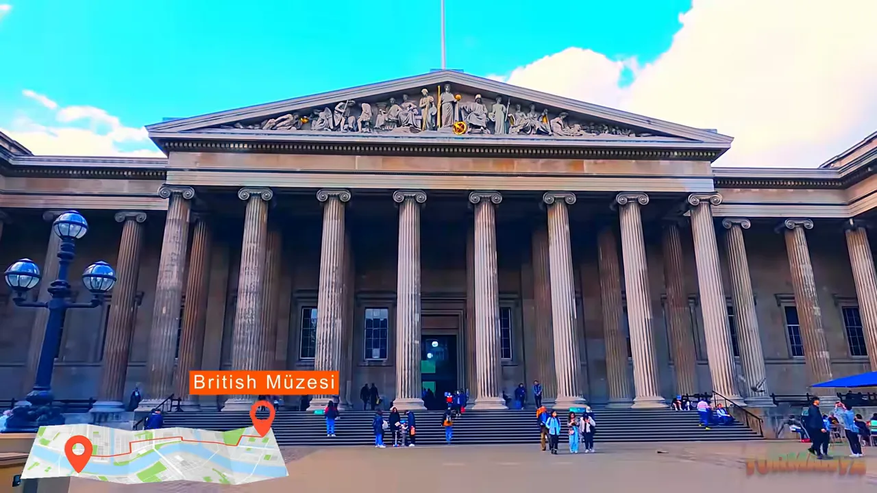 Londra British Museum&rsquo;un s&uuml;tunlu giriş cephesi ve m&uuml;ze binası &ouml;n&uuml;ndeki kalabalık