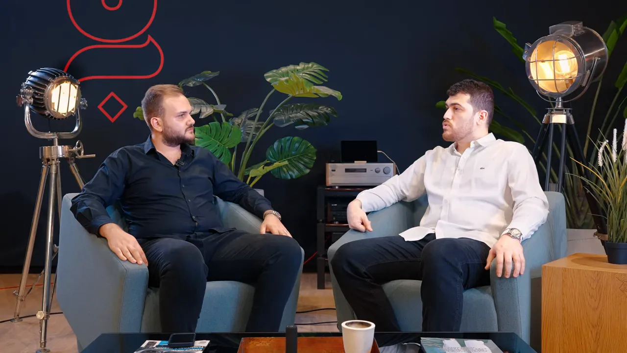 İki kişi st&uuml;dyo koltuklarında karşılıklı tartışıyor, iyi aydınlatma