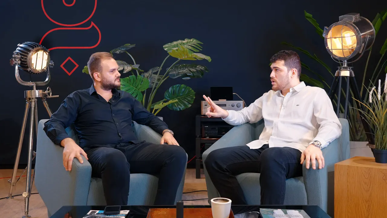 İki kişi sohbet ediyor, sağdaki el hareketiyle a&ccedil;ıklama yapıyor