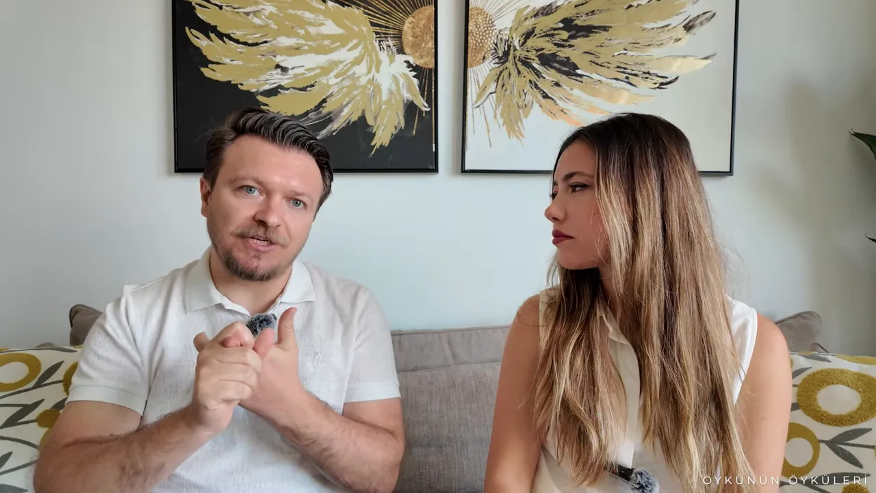 İki sunucu kanepede, erkek dinleyiciye ve kameraya konuşuyor; gayrimenkul b&ouml;lge &ouml;nerileri.