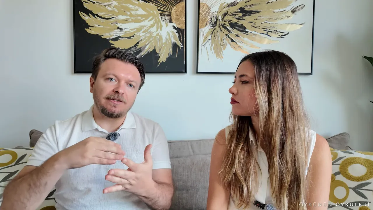 Sunucu &ouml;deme planı maddelerini parmaklarıyla sayıyor