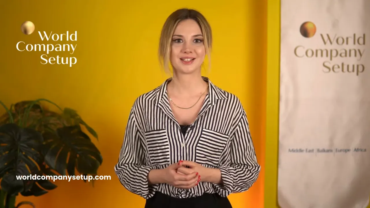 Sarı fon &ouml;n&uuml;nde g&uuml;l&uuml;mseyen anlatıcı, elleri &ouml;n&uuml;nde birleşik; World Company Setup logosu g&ouml;r&uuml;n&uuml;r.