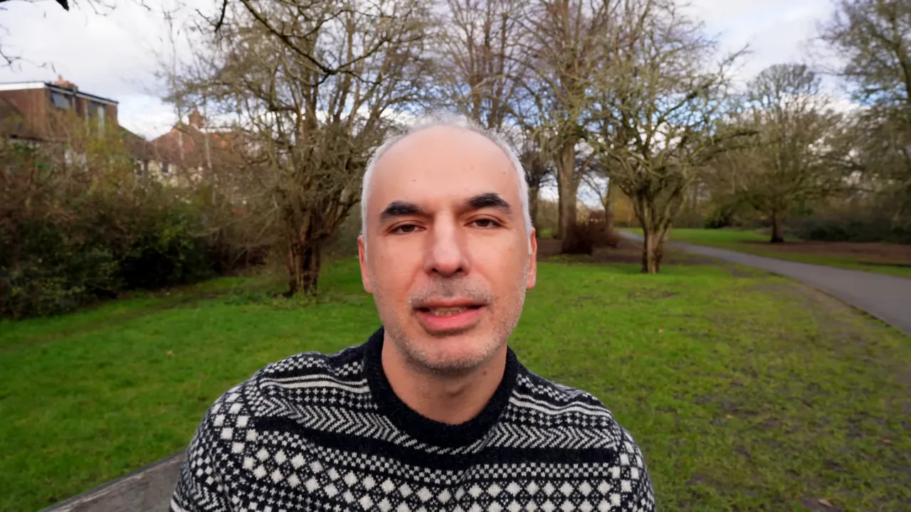 Parkta merkezli kadrajda konuşan sunucu, ulaşım ve maliyetleri anlatıyor