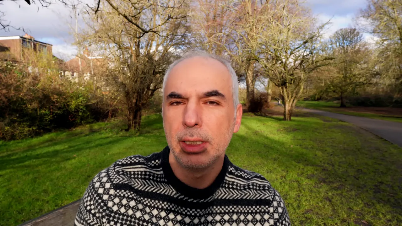 Parkta net g&ouml;r&uuml;nen konuşan kişi, iyi aydınlatma ve net y&uuml;z ifadesi