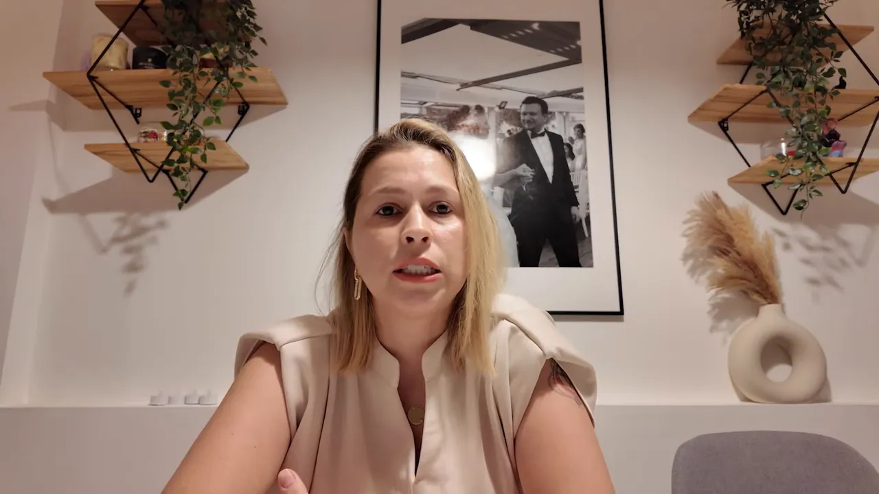 Konuşan kadın, odaklanmış ve net g&ouml;r&uuml;n&uuml;ml&uuml; portre; arka planda &ccedil;er&ccedil;eve ve raflar