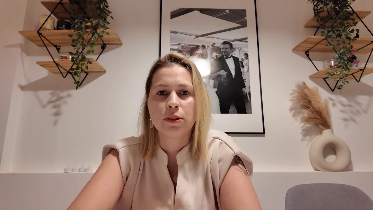 Konuşmacı kameraya bakıyor; Dubai yaşam maliyetleri ve b&uuml;t&ccedil;e &uuml;zerine a&ccedil;ıklama yapıyor