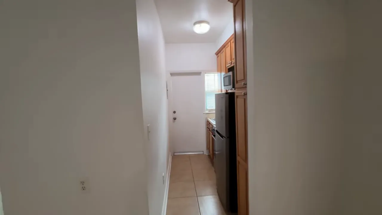 Dar mutfak koridoru, buzdolabı ve mutfak dolapları