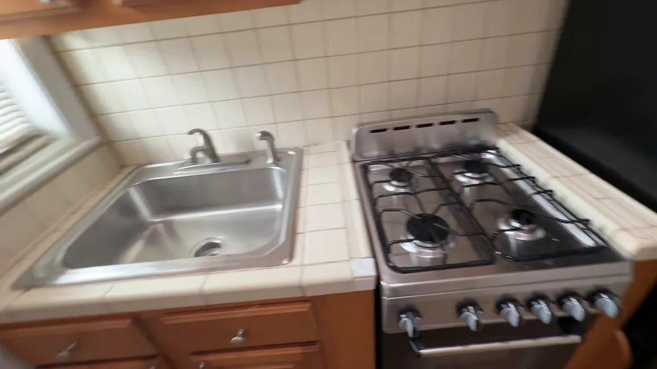 K&uuml;&ccedil;&uuml;k mutfakta lavabo ve gazlı ocak yakın plan