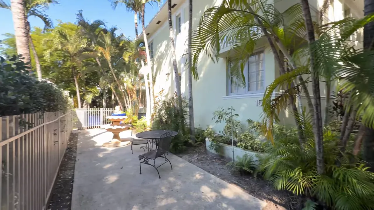 apartman avlusu, fıskiye ve masa-sandalye ile ortak oturma alanı