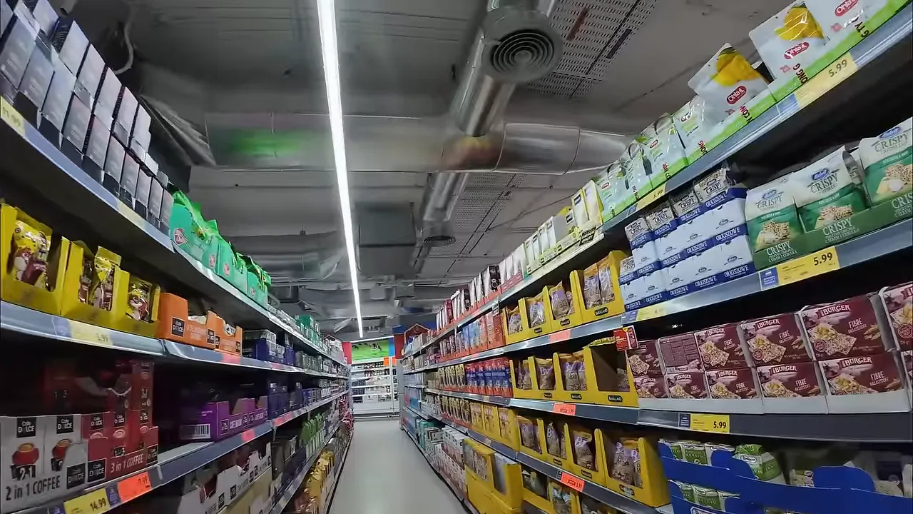 Market raflarında tahıllar, kuru gıdalar ve okunabilir fiyat etiketleri