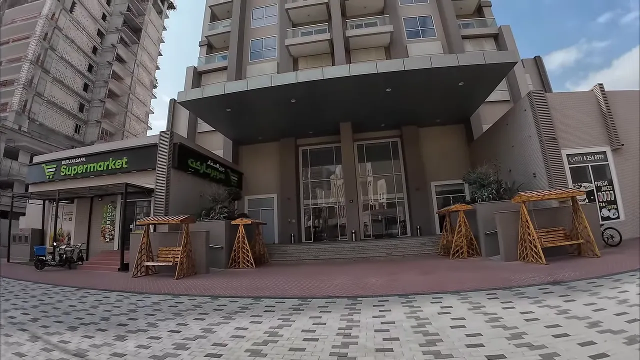 Lojman girişi ve ortak oturma alanları