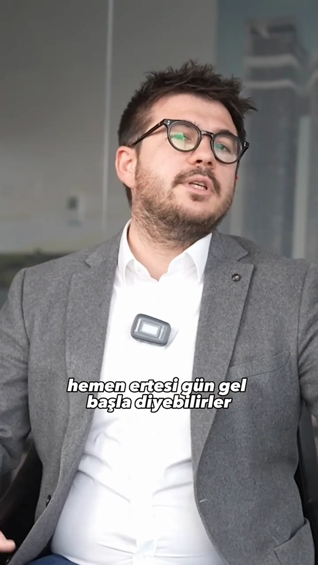 R&ouml;portaj yapan kişi, ertesi g&uuml;n işe başlama ihtimalinden bahseden altyazı ile