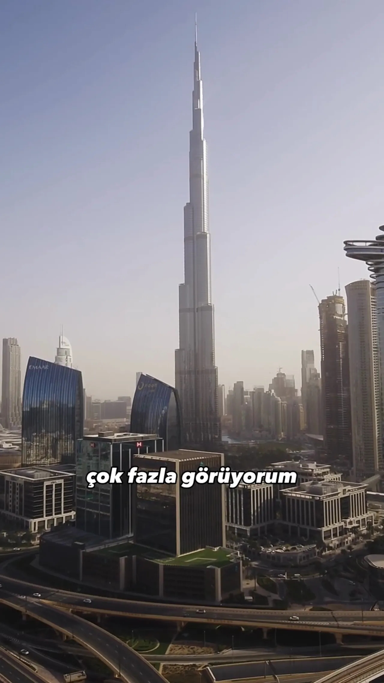Burj Khalifa ve Dubai şehir merkezi manzarası, g&ouml;kdelenler ve yollar