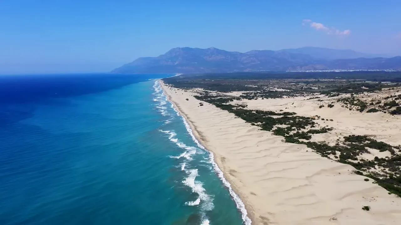 Patara plajı kuşbakışı net drone çekimi, geniş kumsal ve turkuaz deniz