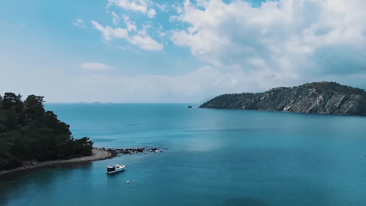 Phaselis koyu havadan görünüm, çamlık kıyı, tekne ve kayalıklar