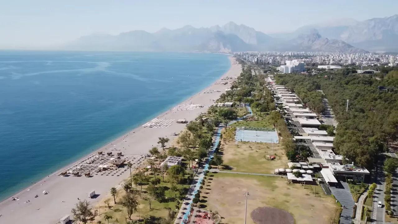 Konyaaltı plajı havadan panorama, şezlonglar ve sahil hattı