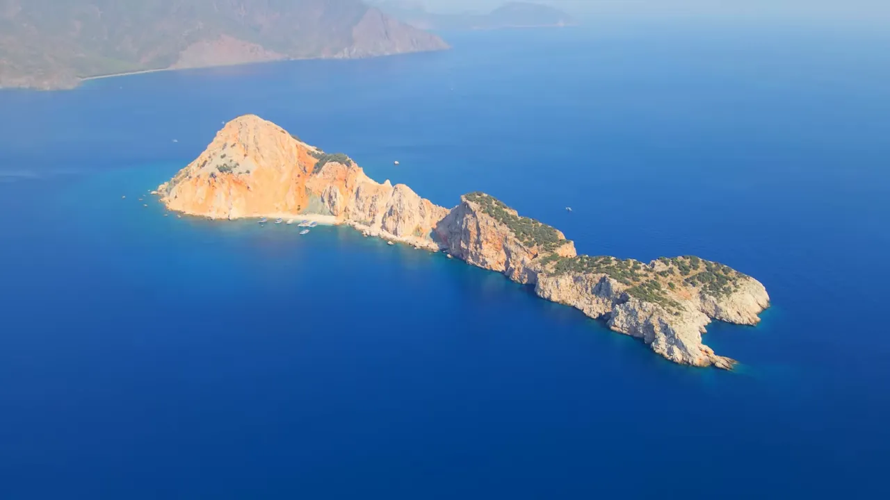 Suluada adası havadan görünüm, beyaz kum ve turkuaz deniz