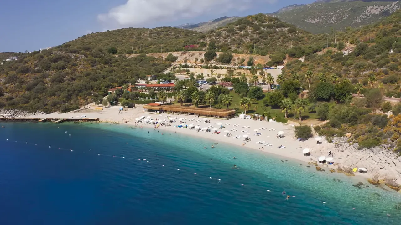 Hidayet Koyu net drone görünümü, turkuaz deniz ve kumsal