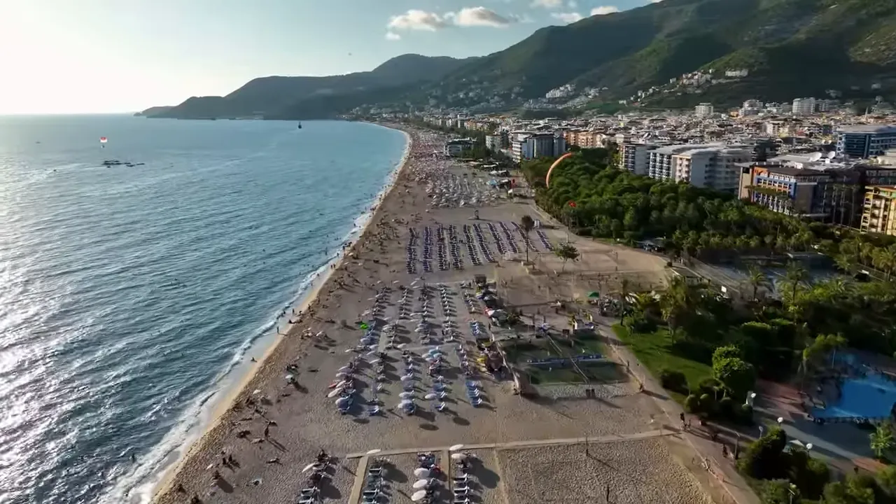 Kleopatra Plajı havadan geniş kumsal ve berrak deniz, Alanya kıyısı