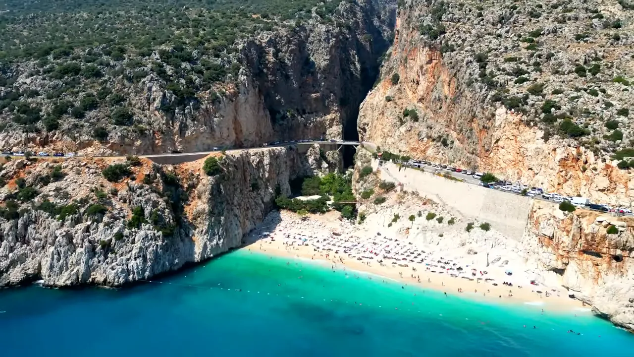 Kaputaş plajı drone görüntüsü, turkuaz deniz ve kayalıklar