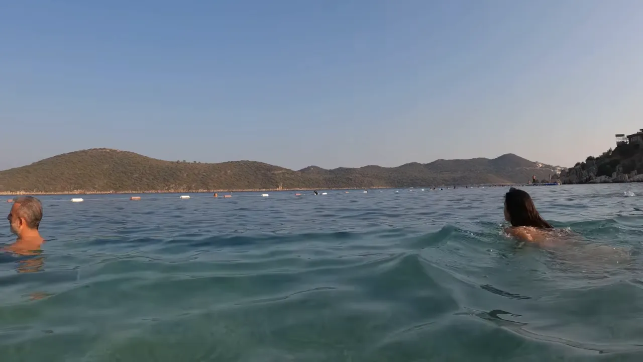 Akçagerme plajı sığ ve sakin su, Kaş; deniz içinden geniş yatay görüş