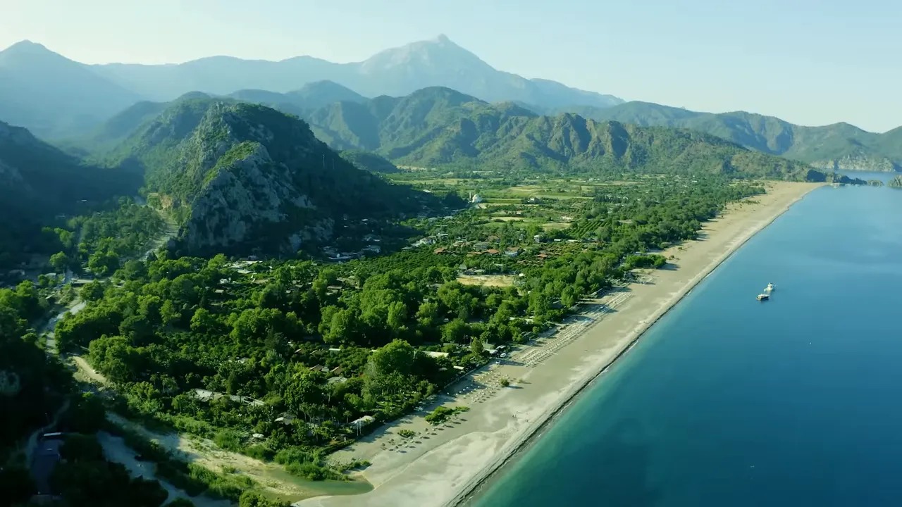 Çıralı plajı kuşbakışı geniş kumsal, Toroslar dağları ve berrak deniz