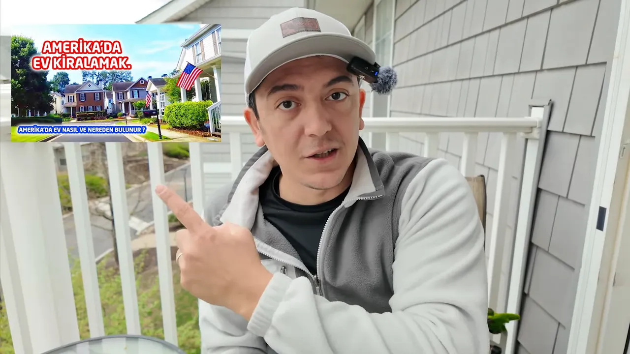 Sunucu balkonda oturmuş, işaret parmağıyla 'Amerika'da ev kiralamak' başlıklı k&uuml;&ccedil;&uuml;k g&ouml;rseli işaret ediyor.