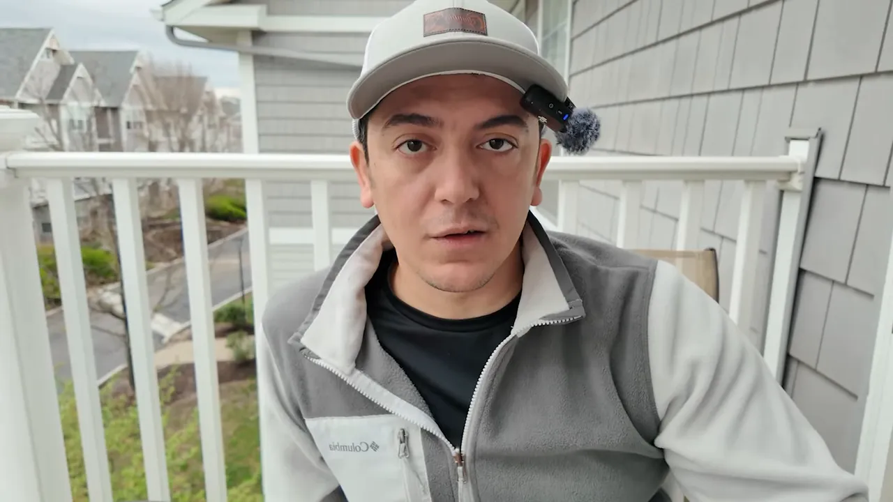 Konuşan kişi balkonda kameraya bakıyor; kredi kartı, SSN ve ITIN hakkında bilgi veriyor.