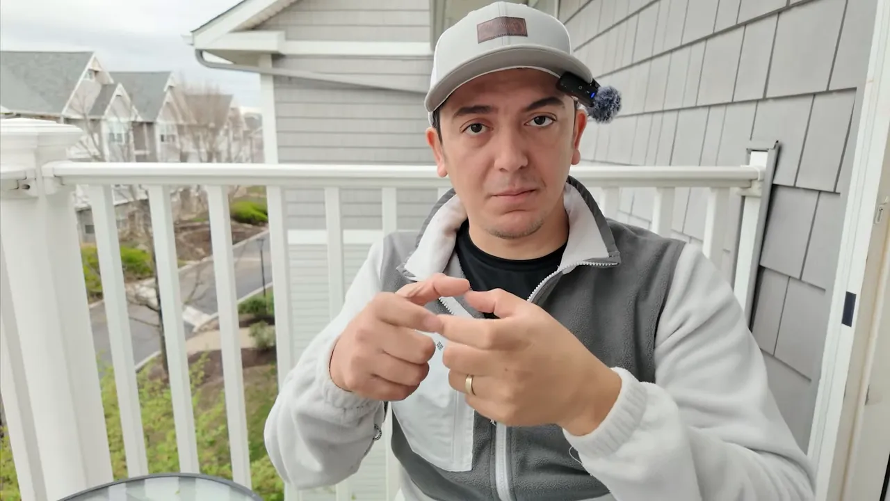 Balkonda parmaklarıyla adımları g&ouml;steren konuşmacı