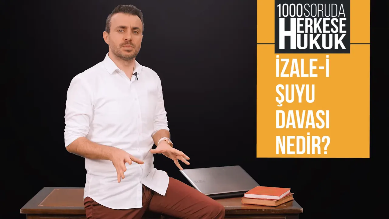 Sunucu el hareketleriyle ortakların dava hakkını açıklıyor, sağında konu başlığı panosu