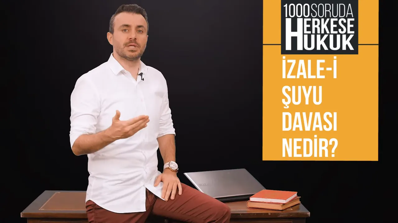 Sunucu ayakta, el hareketleriyle anlatım yapıyor; sağda 'İZALE-İ ŞUYU DAVASI NEDİR?' başlıklı panel ve önünde dizüstü bilgisayar ile defterler.