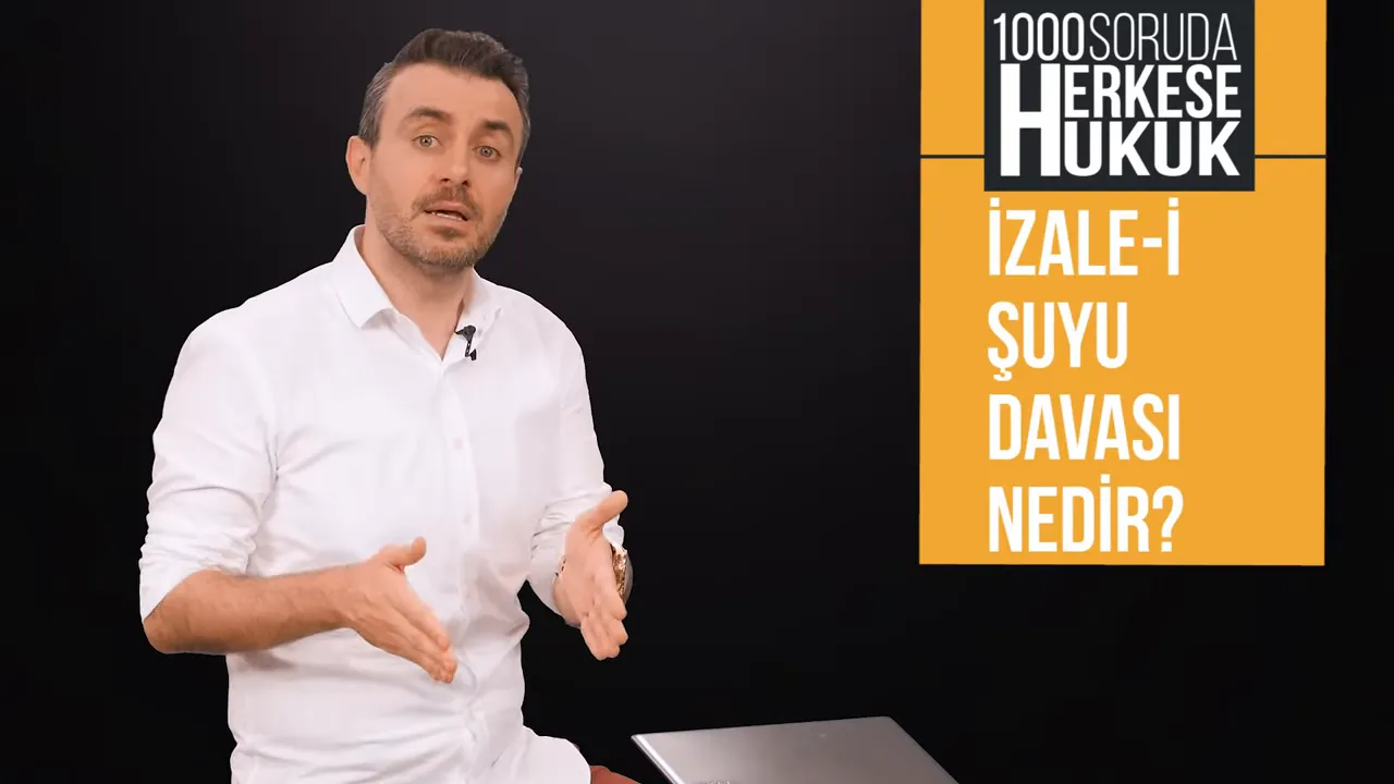 Sunucu elleriyle açıklayıcı bir şekilde jest yaparken 'İzale-i Şuyu Davası Nedir?' başlığı görülüyor