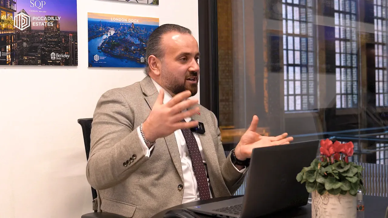 Ellerini kullanarak İngiltere buy-to-let yatırımını anlatan uzman konuşmacı