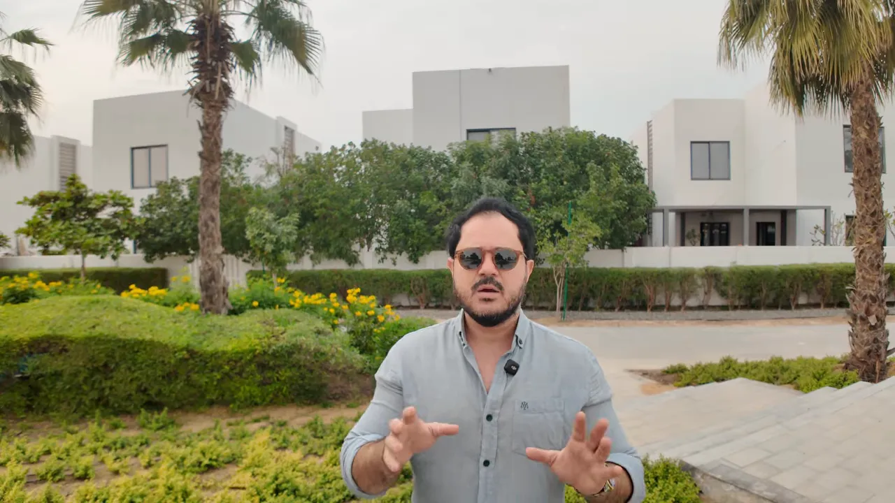 Dubai&rsquo;de şirket kurma hakkında dijital pazarlama ve reklam b&uuml;t&ccedil;esi anlatan kişi