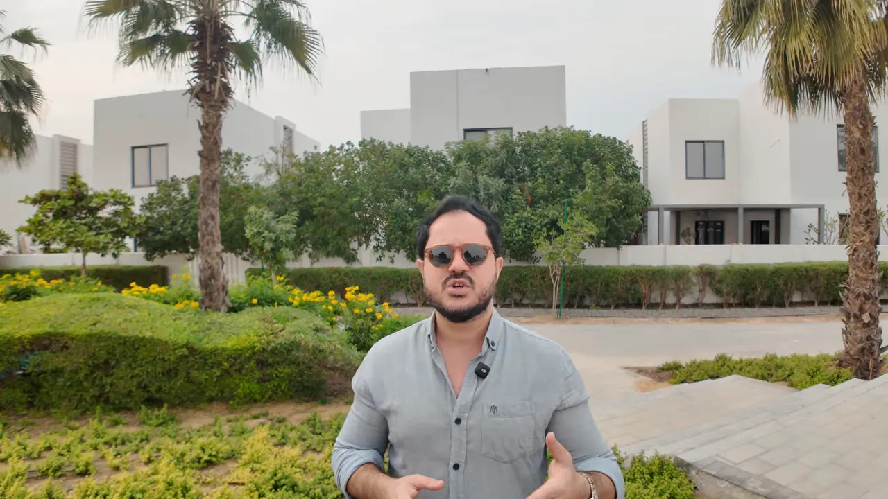 Dubai&rsquo;de şirket kurma maliyetleri anlatımı sırasında dış mek&acirc;nda sunucu